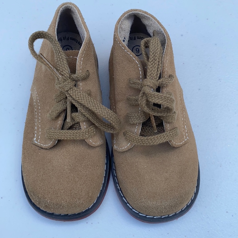 Excellent condition size 6 bucks.